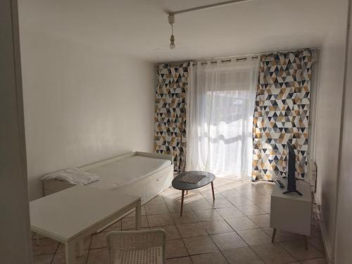 studio lumineux avec balcon