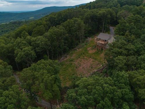 Sunset Cabin Privacy, Views, HotTub, Firepit, BBQ, Pets in Rileyville