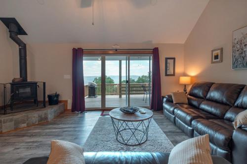 Sunset Cabin Privacy, Views, HotTub, Firepit, BBQ, Pets in Rileyville