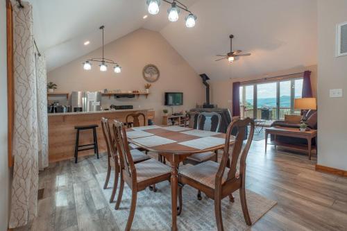 Sunset Cabin Privacy, Views, HotTub, Firepit, BBQ, Pets in Rileyville