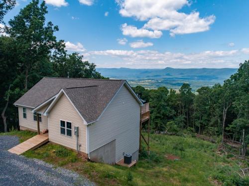 Sunset Cabin Privacy, Views, HotTub, Firepit, BBQ, Pets in Rileyville