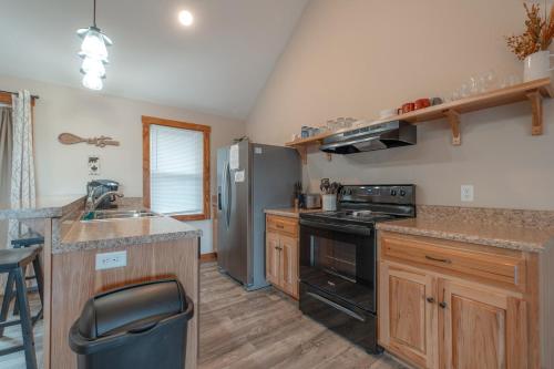 Sunset Cabin Privacy, Views, HotTub, Firepit, BBQ, Pets in Rileyville