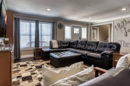 Absolutely Gorgeous, Modern Comfy Retreat W Hot Tub, Game Room, & Fire Pit! in Sevierville, USA