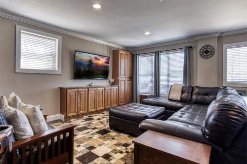 Absolutely Gorgeous, Modern Comfy Retreat W Hot Tub, Game Room, & Fire Pit! in Sevierville, USA
