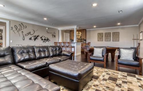 Absolutely Gorgeous, Modern Comfy Retreat W Hot Tub, Game Room, & Fire Pit! in Sevierville, USA