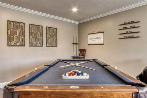 Absolutely Gorgeous, Modern Comfy Retreat W Hot Tub, Game Room, & Fire Pit! in Sevierville, USA