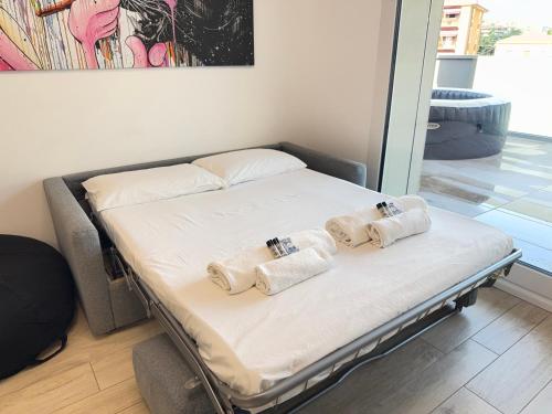 2 Min Walk Chorus Life, with 2 Bedrooms and 2 Bath, Bergamo (photo 4)