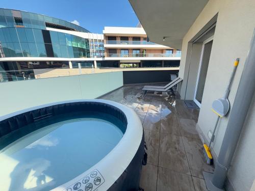 2 Min Walk Chorus Life, with 2 Bedrooms and 2 Bath, Bergamo (photo 6)