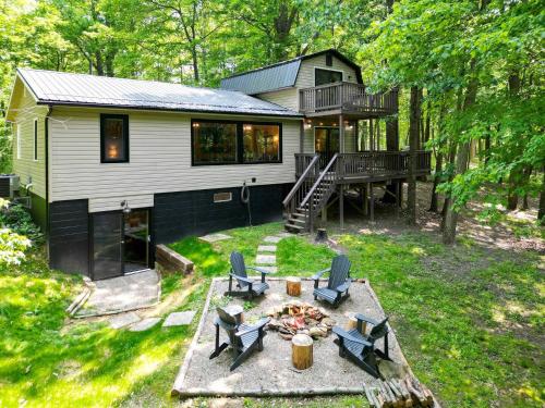 Cozy Getaway Game Room Near Parks Gives Back! in Laurelville, USA