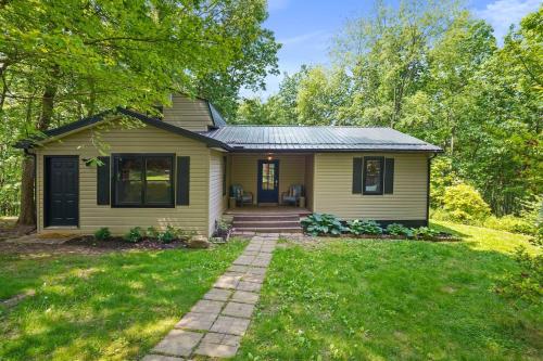 Cozy Getaway Game Room Near Parks Gives Back! in Laurelville, USA
