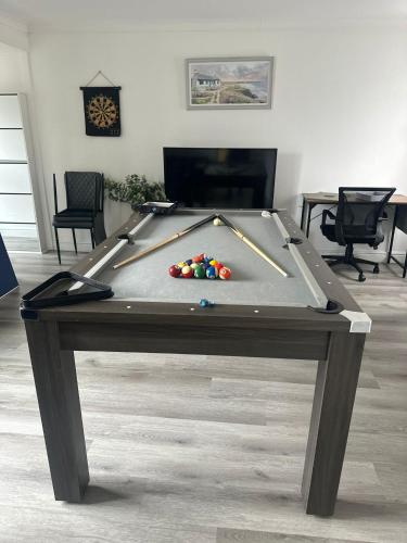 Cozy 3BR Home - Games - Sleeps 9, Manchester