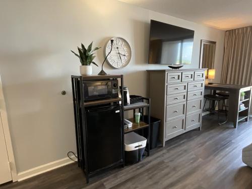 Stylish ocean view studio with full access to resort amenities! condo - image 2