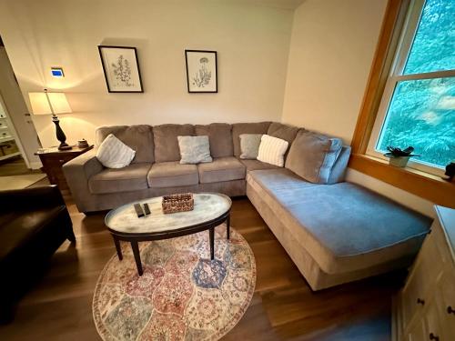 Beautiful 2 BR 1 BA Cabin in Blue Ridge Mountains: The Little White House in Martinsville, USA