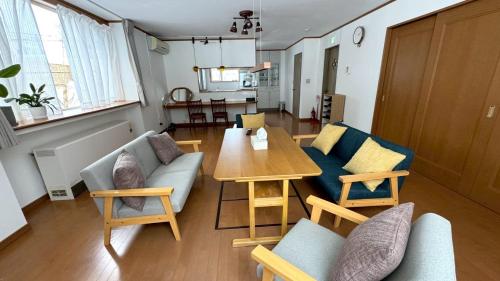 Kurumi House near 用廢棄物建造的房子