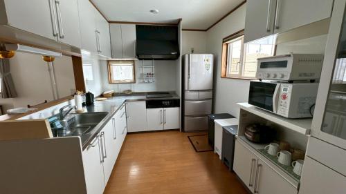 Kurumi House near 用廢棄物建造的房子