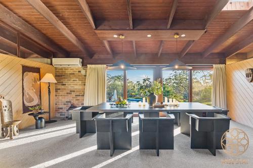 Arcadia  Stunning  Manor | Tennis & Pool & Hottub in Berowra