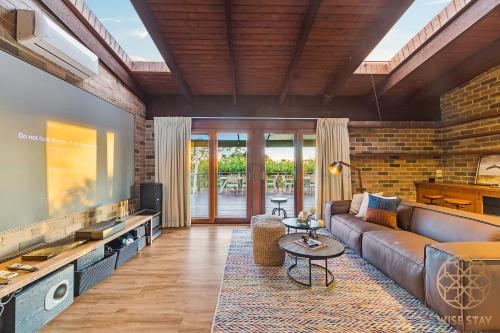 Arcadia  Stunning  Manor | Tennis & Pool & Hottub in Berowra