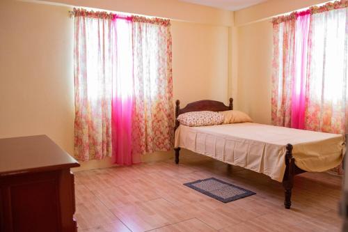 3 Bedroom Apt in Clare Valley Breezy Hilltop Stay Near Beach - AC and Wifi in Kingstown