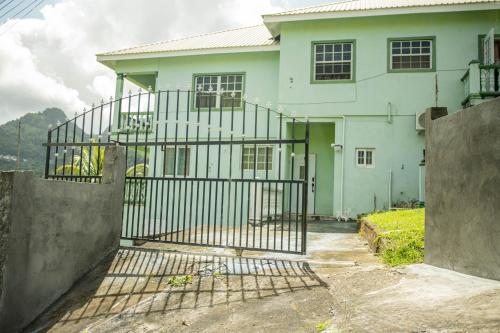 Exterior view, 3 Bedroom Apt in Clare Valley Breezy Hilltop Stay Near Beach - AC and Wifi in Kingstown