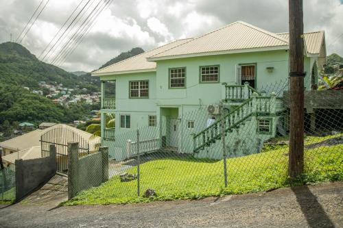 Exterior view, 3 Bedroom Apt in Clare Valley Breezy Hilltop Stay Near Beach - AC and Wifi in Kingstown