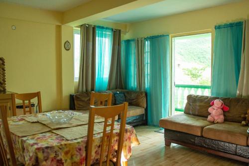 3 Bedroom Apt in Clare Valley Breezy Hilltop Stay Near Beach - AC and Wifi in Kingstown