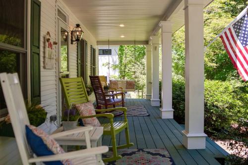 The Maple House Fully Fenced-in Yard! in Saugatuck, USA