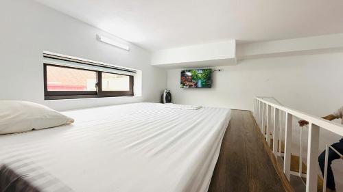 Era Apartment Khuc Thua Du - image 3