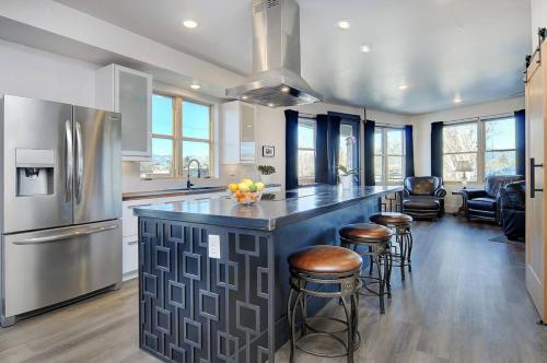 She Shes Downtown Salidas Sunny Overlook