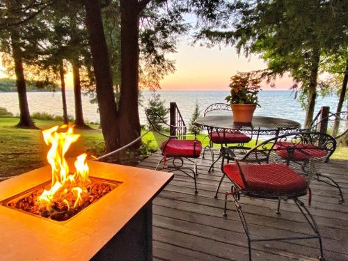 Pine Cottage Lakefront Hot Tub Fire Pit