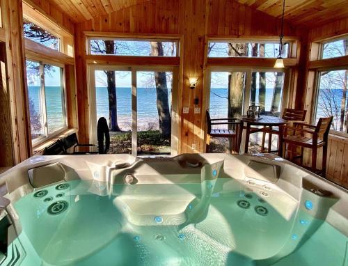 Lakefront Kayaks Hot Tub Fire Pit Views in Sodus, USA
