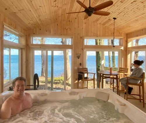 Lakefront Kayaks Hot Tub Fire Pit Views in Sodus, USA