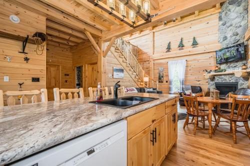 Rustic Luxury Saw N' Logzzz Cabin Getaway in Red Bay (ON)