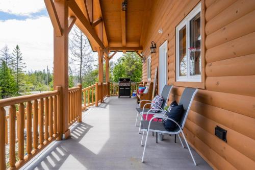 Rustic Luxury Saw N' Logzzz Cabin Getaway in Red Bay (ON)