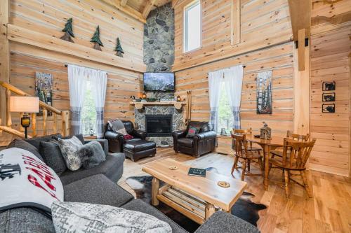 Rustic Luxury Saw N' Logzzz Cabin Getaway in Red Bay (ON)