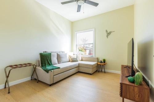 Cozy Sunny Brand-New Apt 1 Block From the Beach