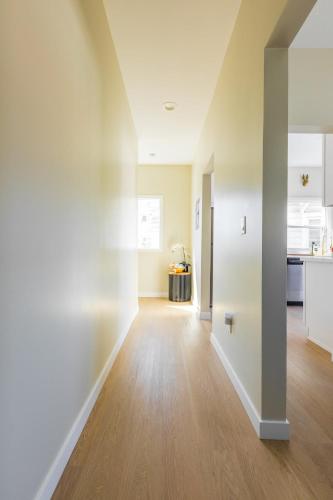 Cozy Sunny Brand-New Apt 1 Block From the Beach