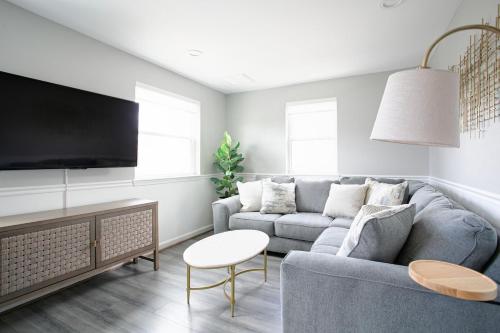 Luxury 3-BR & Free Parking - 6-minutes to Monuments