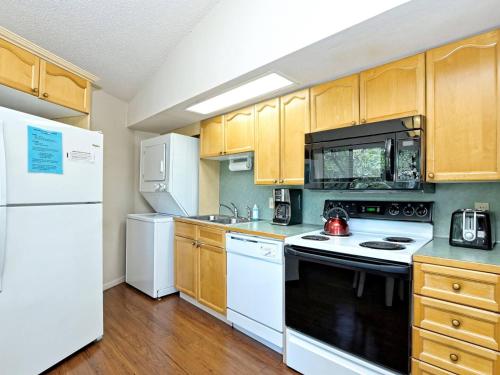 Lakefront Bungalow With Community Poolhot Tub #1 in Lakeway, USA