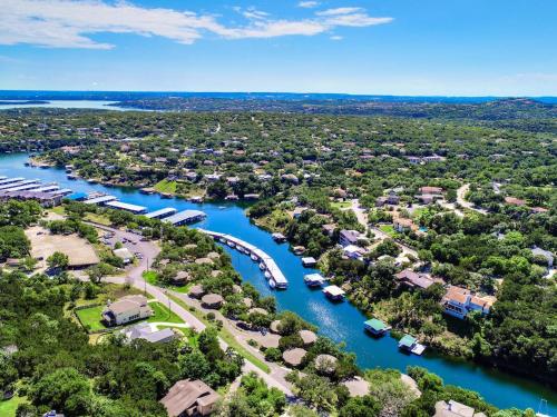 Lakefront Bungalow With Community Poolhot Tub #4 in Lakeway, USA