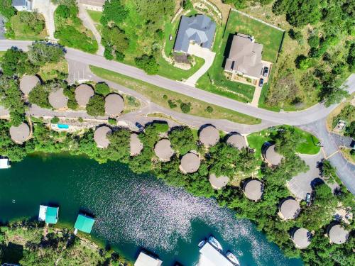 Treetop Bungalow - Community Pool Hot Tub #18 in Lakeway, USA