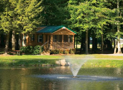 Alpine Lake Lakefront Cabin 5 in South Corinth, USA