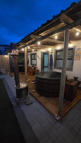 Widok z zewnątrz, Where Time Stops in Country Club