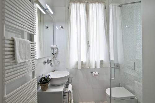 Classic Triple Room image 2