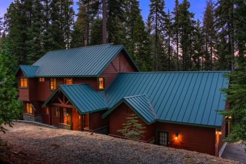 Aspen House in Fish Camp- 2 Miles from Yosemite's South Entrance in Fish Camp (CA)