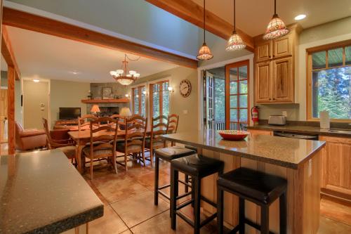 Aspen House in Fish Camp- 2 Miles from Yosemite's South Entrance in Fish Camp (CA)