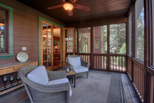 Aspen House in Fish Camp- 2 Miles from Yosemite's South Entrance in Fish Camp (CA)