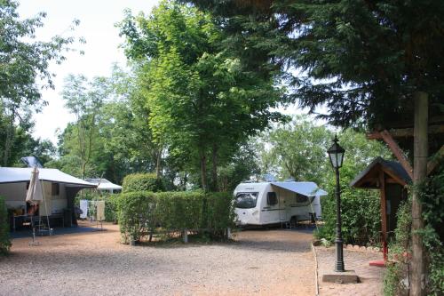 Chateau-camping la Grange Fort, 63500 Les Pradeaux