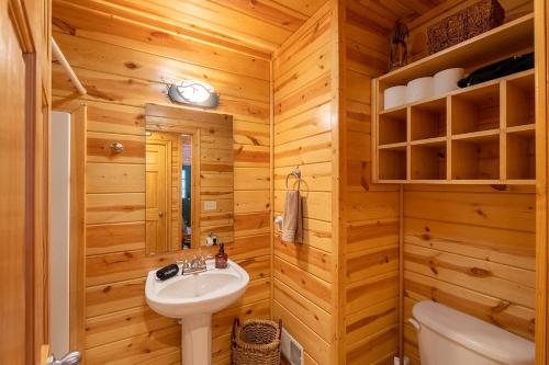 Cedarwood Lodge Community Pool! - image 12