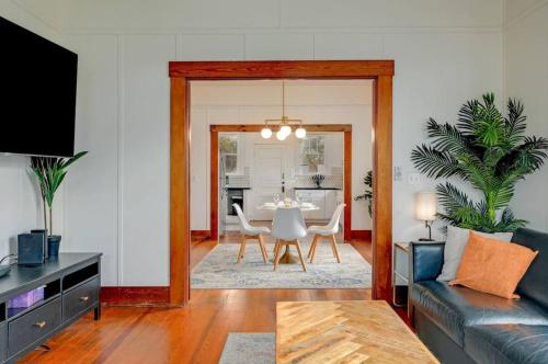 Bungalow W Hot Tub And Fp thumb 2
