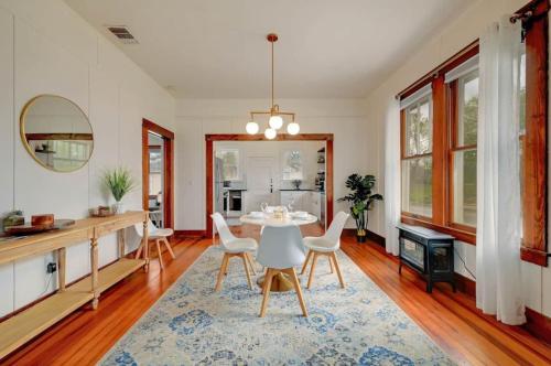 Bungalow W Hot Tub And Fp in Fredericksburg, USA